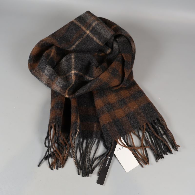 Snyggt upplagd halsduk med rutigt mönster och fransar