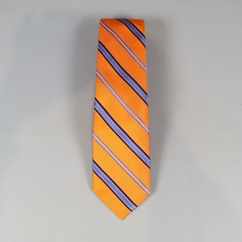 Slips i orange med blå och svarta diagonala ränder framifrån