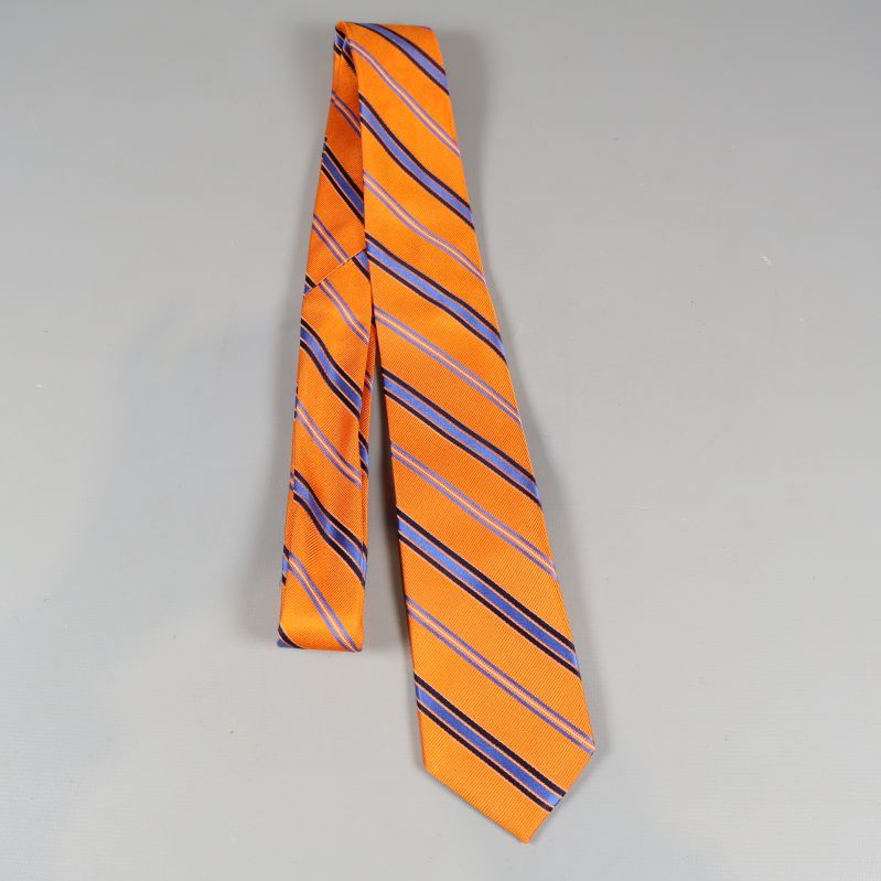 Slips i orange med blå ränder delvis rullad ut