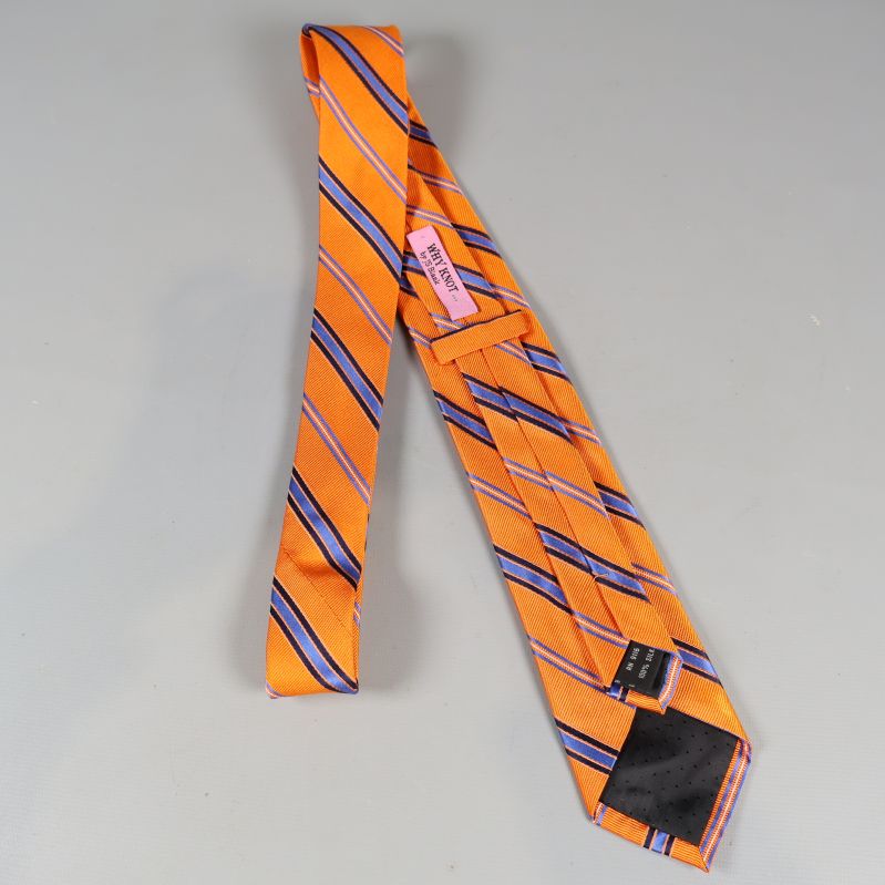 Baksidan på orange slips med synliga etiketter