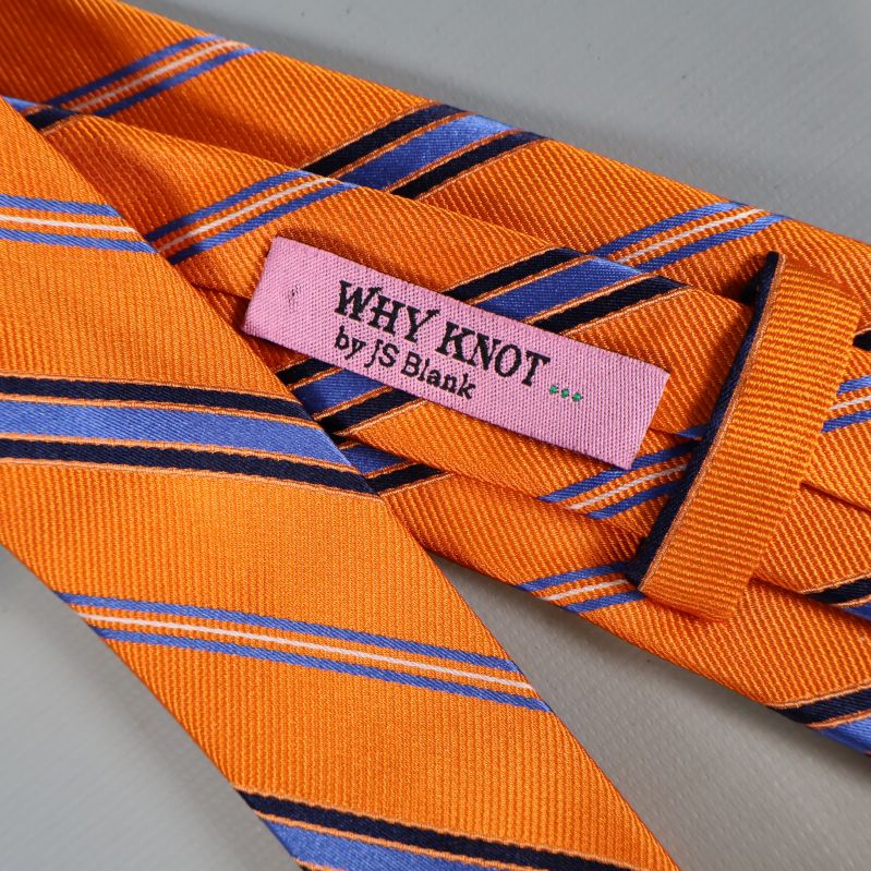 Närbild av Why Knot by JS Blank etikett på slips