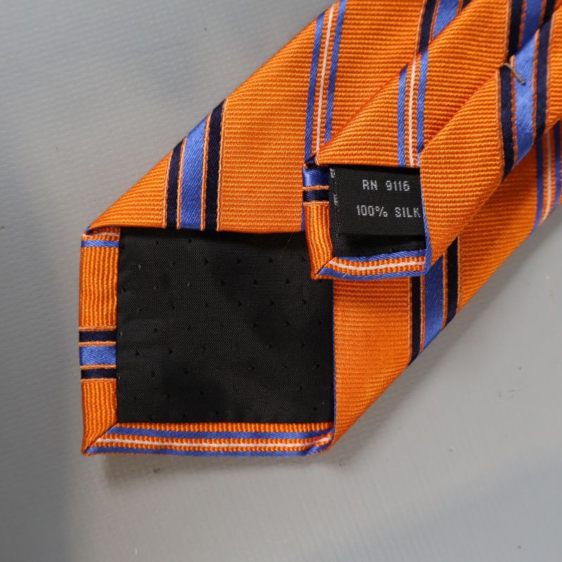 Närbild av svart etikett med text 100% SILK på slipsens baksida