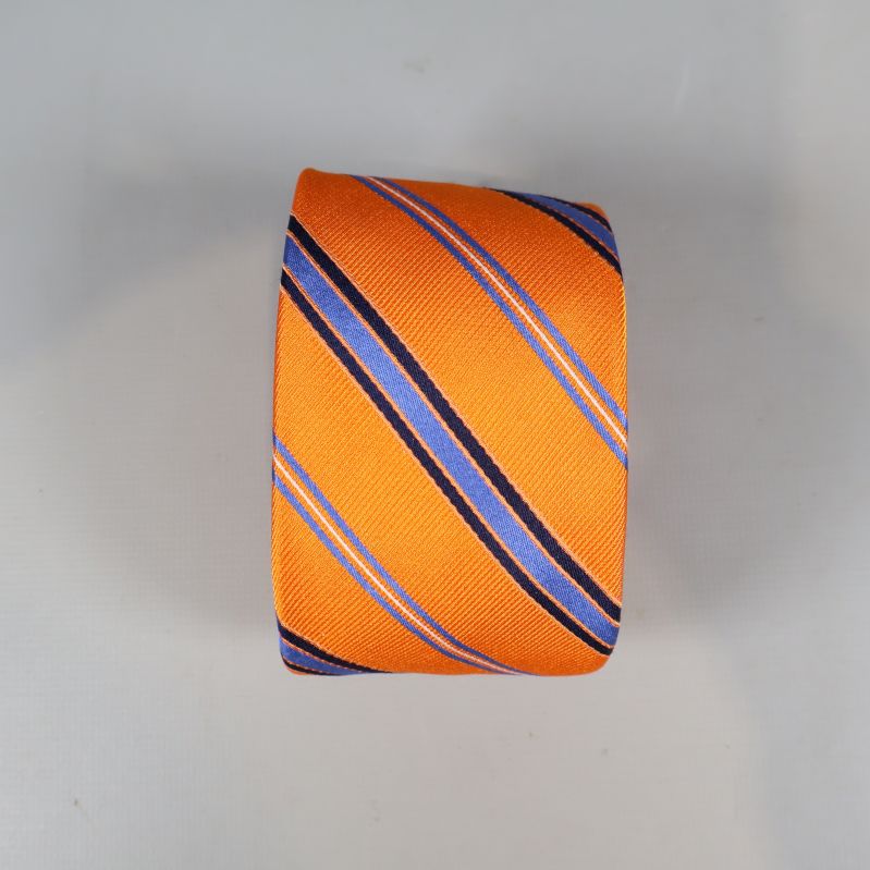 Orange slips med blå ränder i hoprullat läge