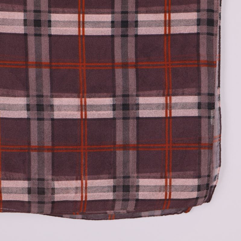 Närbild på rutigt scarf med detaljerat rutmönster