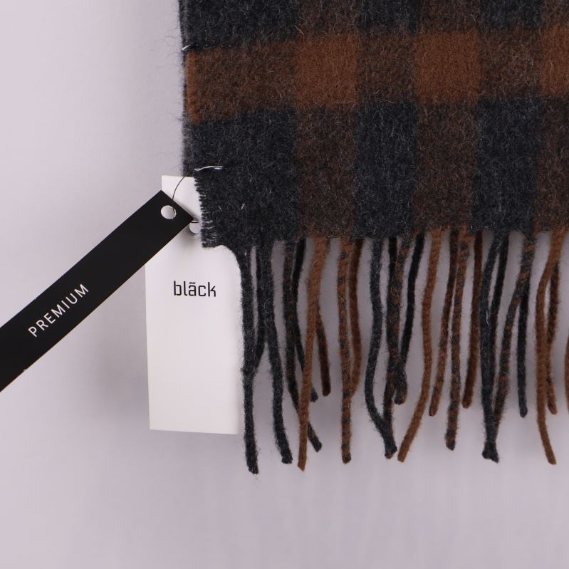 Nedre del av halsduk med fransar och tydliga etiketter