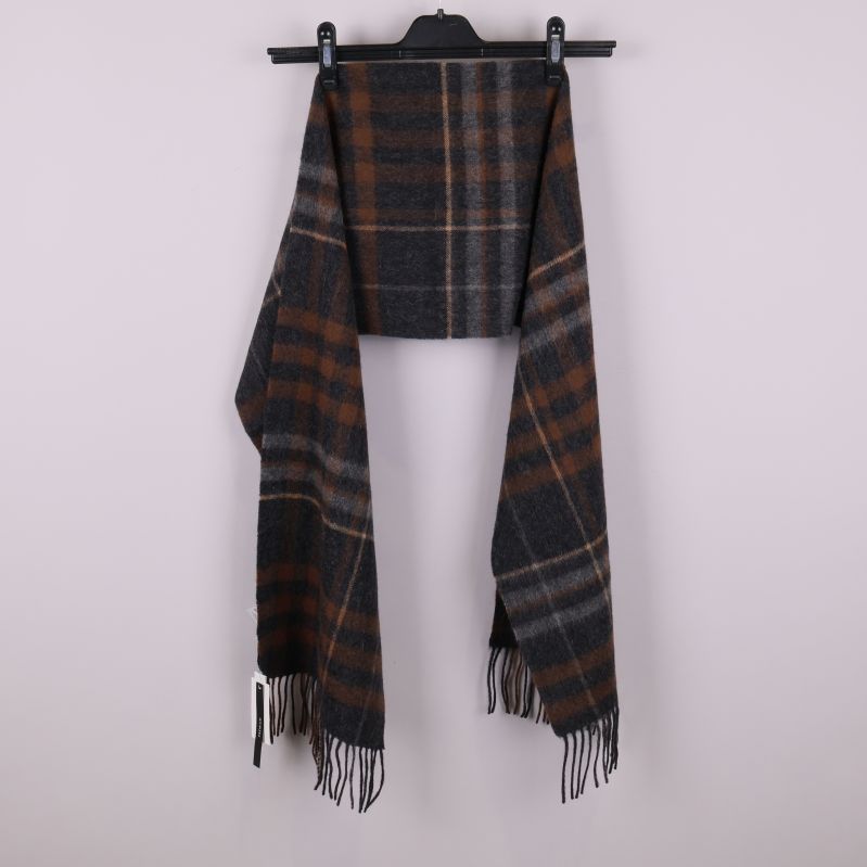 Halsduk presenterad hängande och utvikt på galge