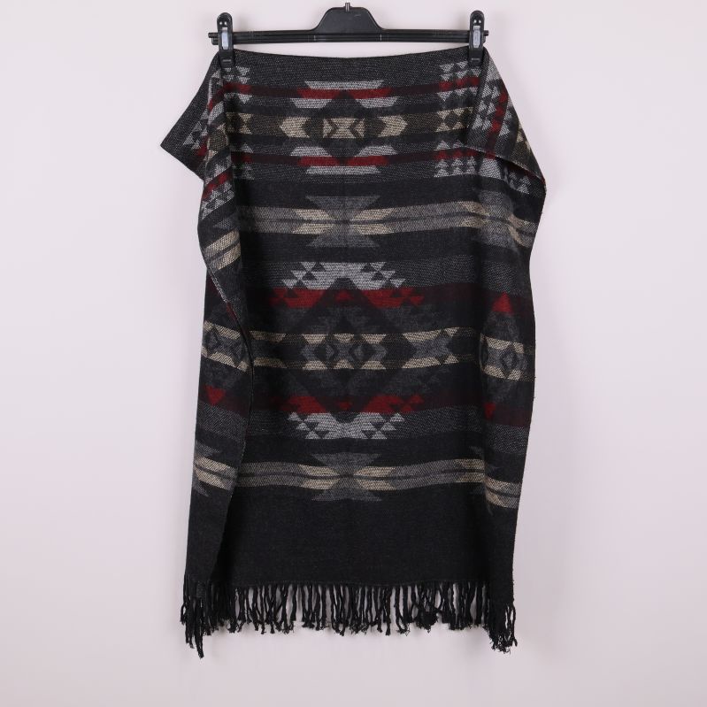 Utbredd halsduk med grafiskt mönster i flera färger