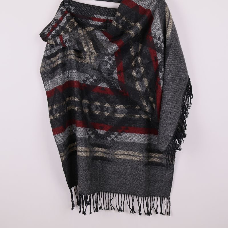 Halsduk draperad över galge med tydliga mönster och färger