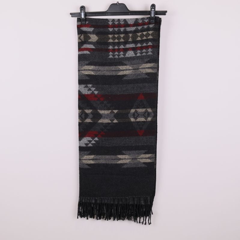 Halsduk i helbild med tydlig längd och fransar