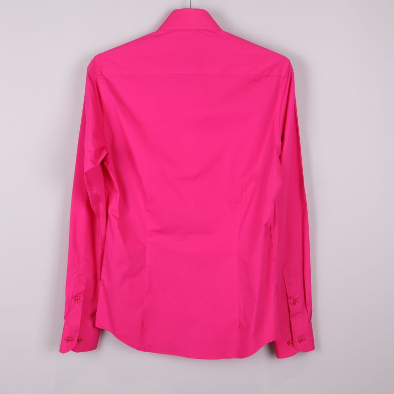 Kritrosa skjorta med långa ärmar fotograferad bakifrån