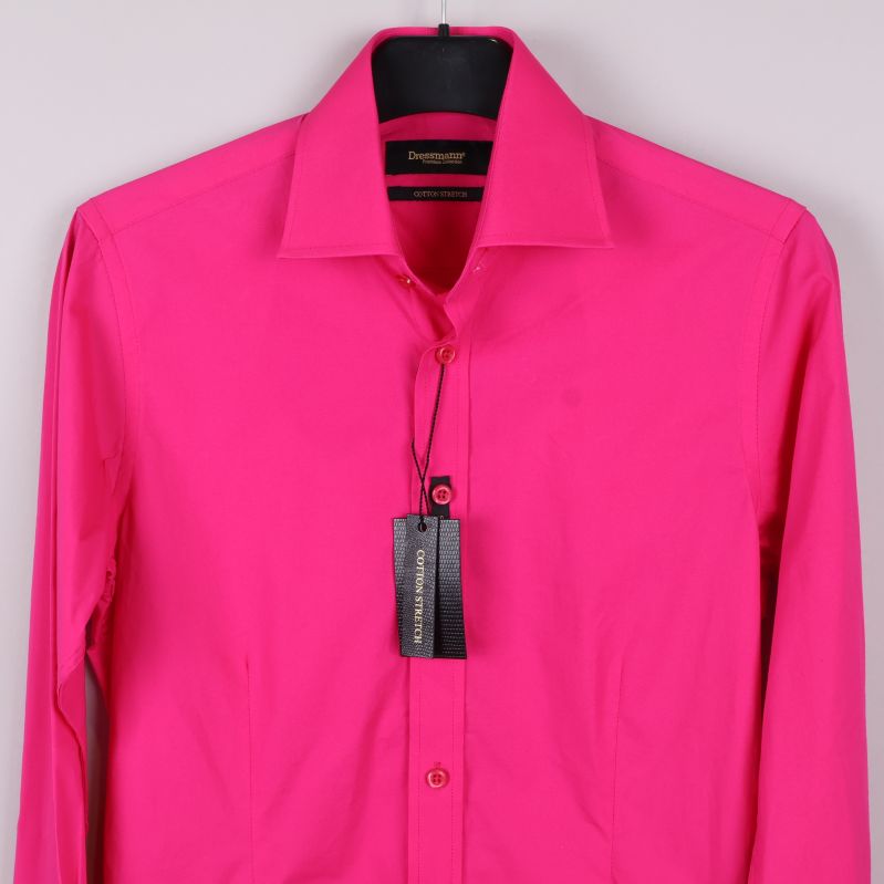 Övre delen av kritrosa skjorta med etikett och knappar