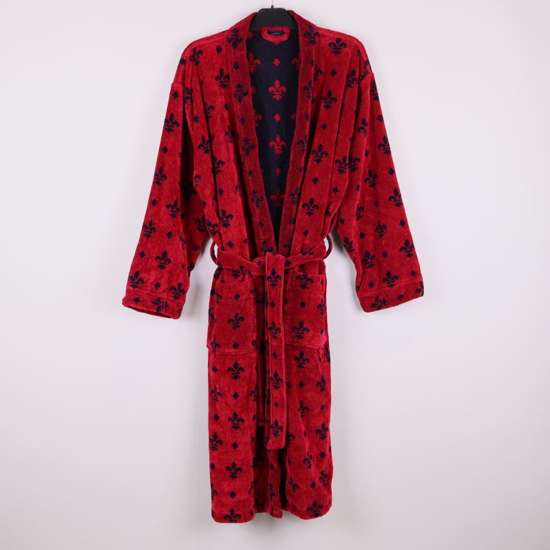 Röd morgonrock med mörkt mönster framifrån på galge