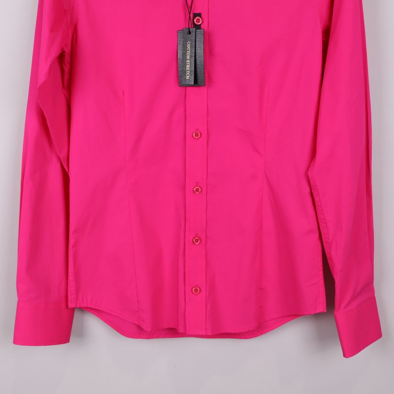 Nedre delen av kritrosa skjorta med knappar och fåll