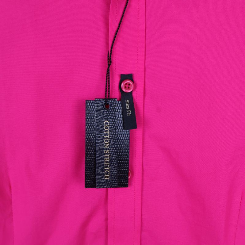 Närbild på etikett Cotton Stretch på kritrosa skjorta