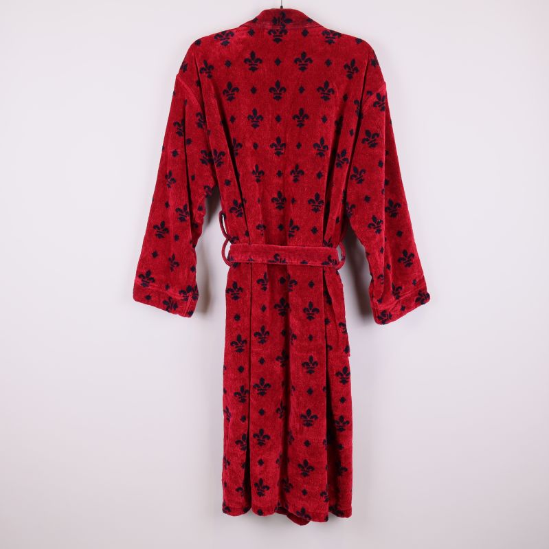 Röd morgonrock med mönster sedd bakifrån