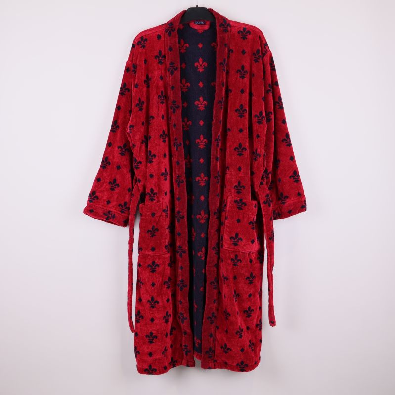 Röd morgonrock med bälte uppvisad öppen framifrån