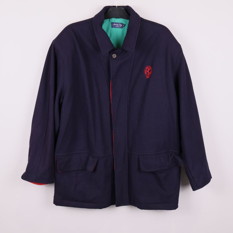 Marinblå rock med röda detaljer och fickor