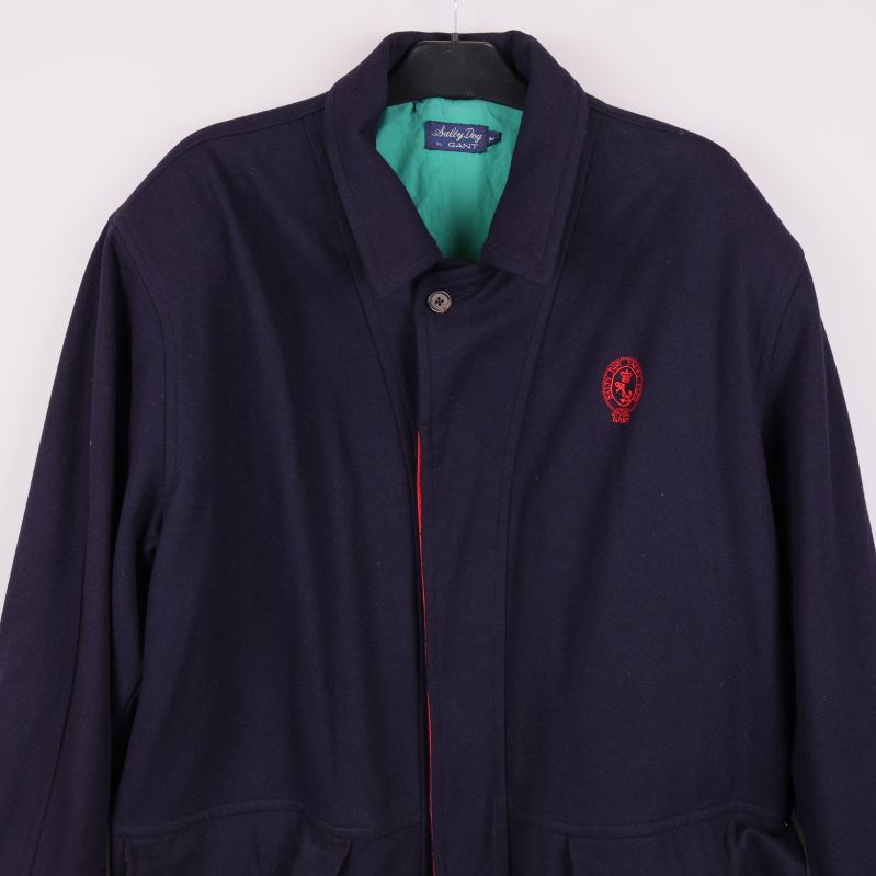 Närbild på krage och broderi på mörkblå rock