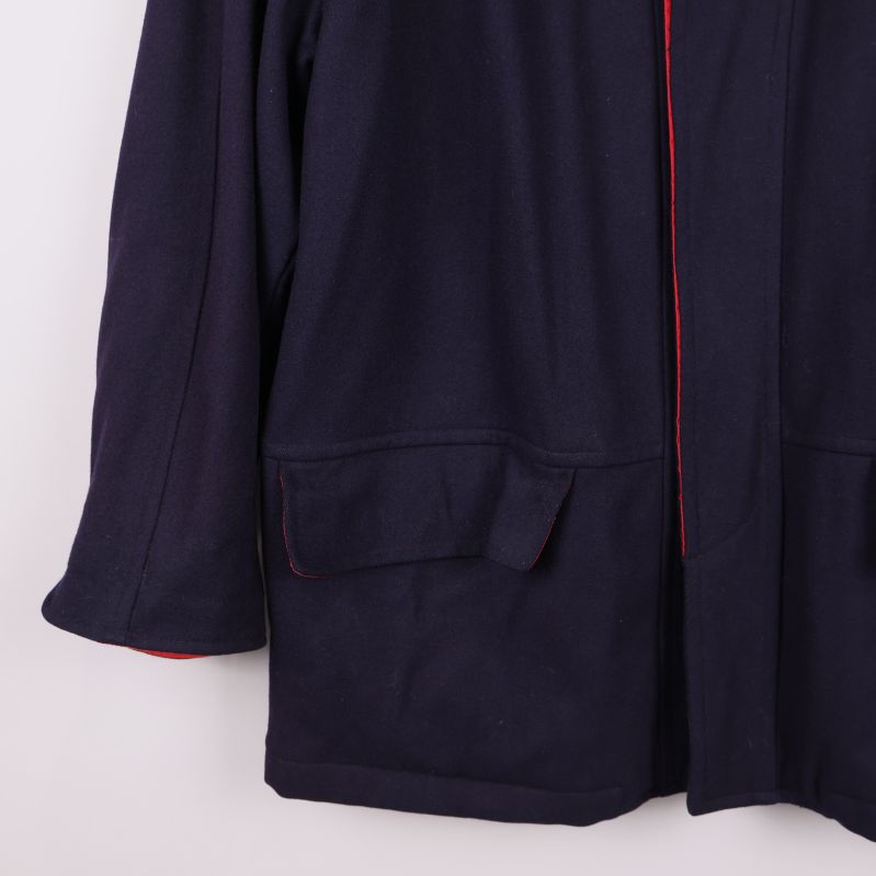 Fickor och nederkant på mörkblå rock