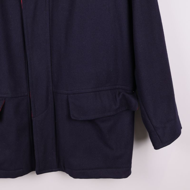 Detaljerad ficka på marinblå rock