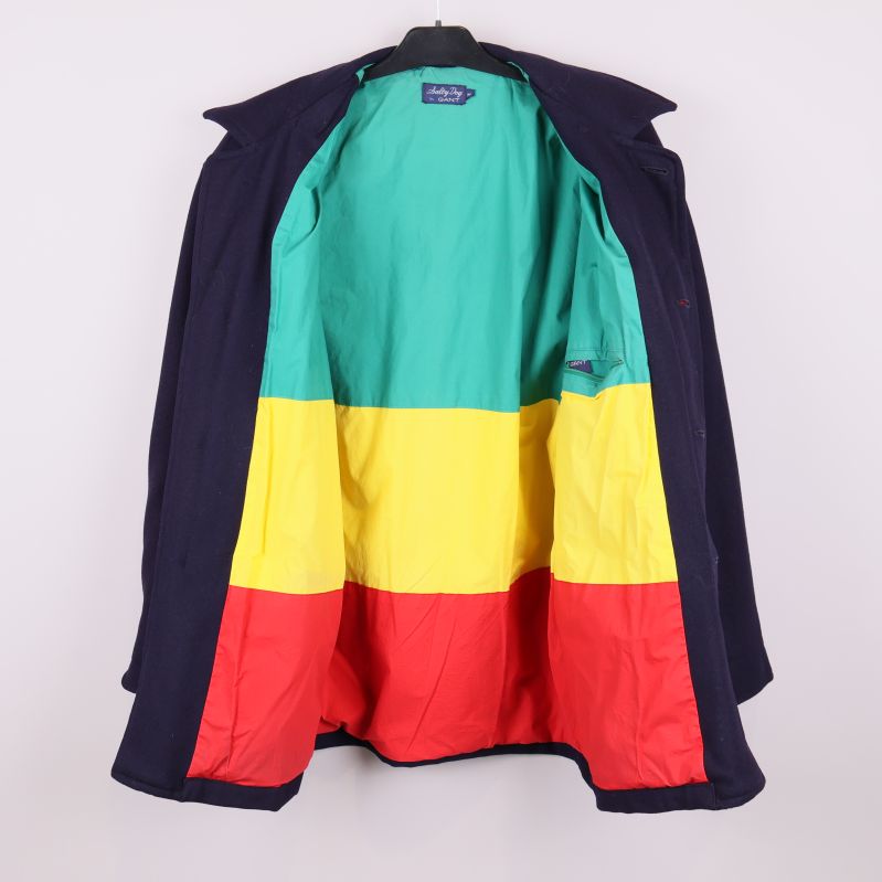 Foder i grönt, gult och rött på insidan av rocken