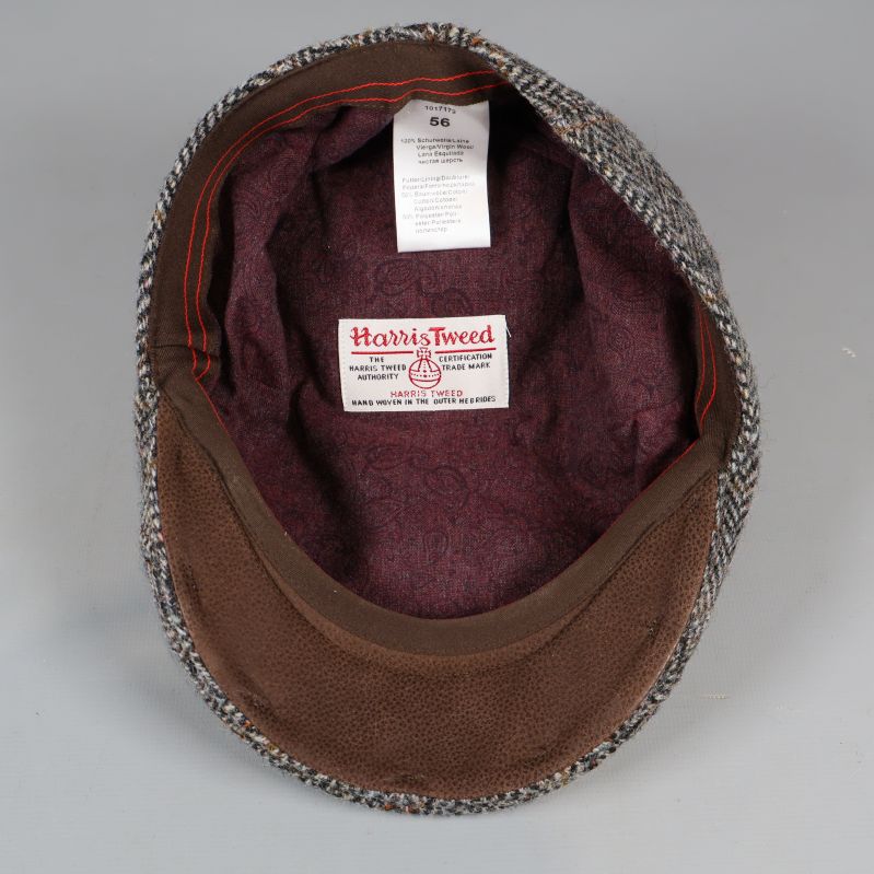 Insida av keps med vinrött foder och Harris Tweed-etikett