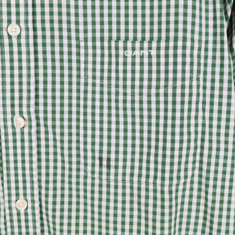 Närbild på bröstficka med GANT-broderi