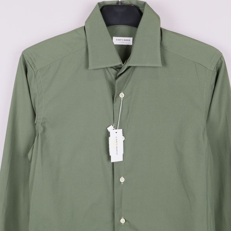 Övre del av skjorta med märkesetikett och knappar