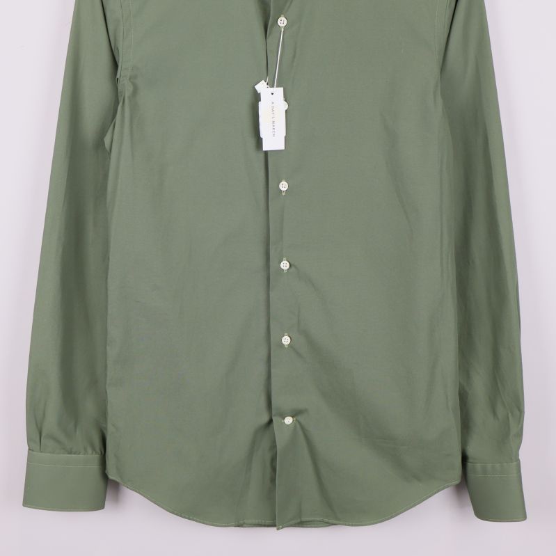 Nedre del av skjortans framsida med knappar