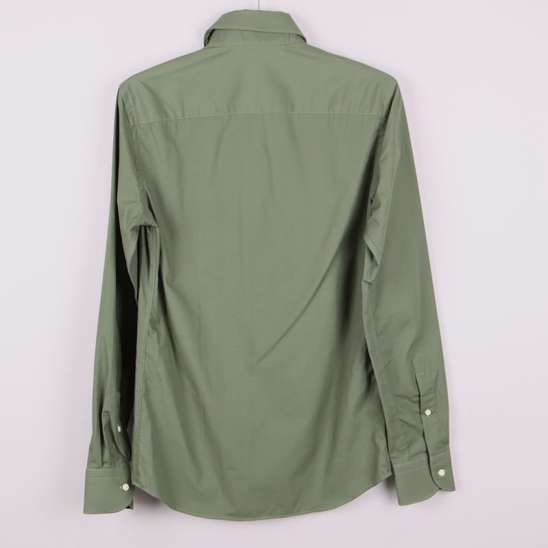 Baksidan av grön långärmad skjorta