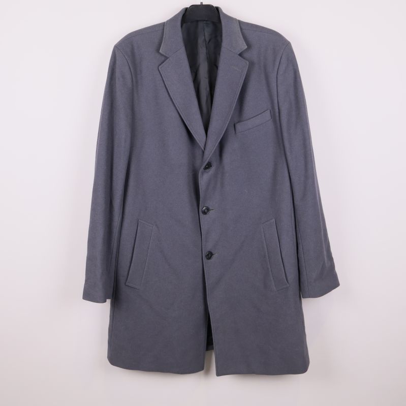 Framsida av grå klassisk lång rock 