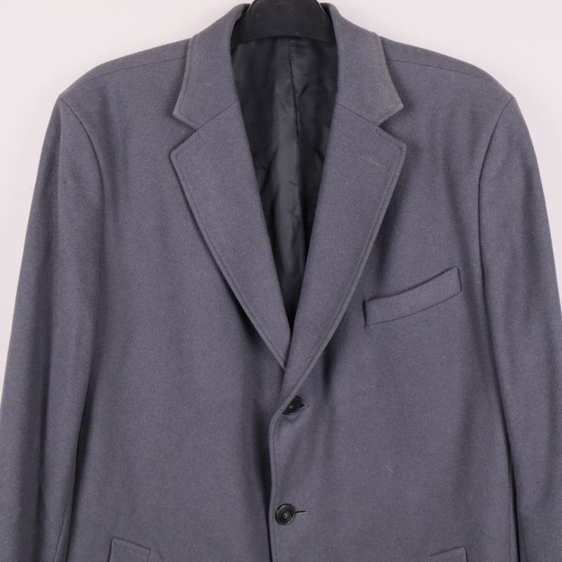 Närbild på övre framdel och krage av rocken