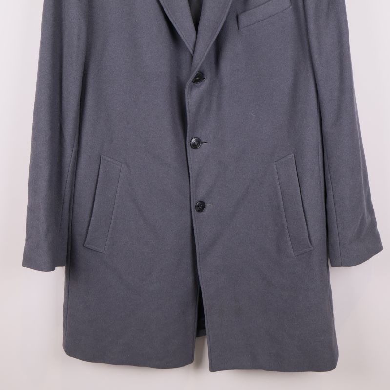 Fickor och knäppning på nedre delen fram av rocken