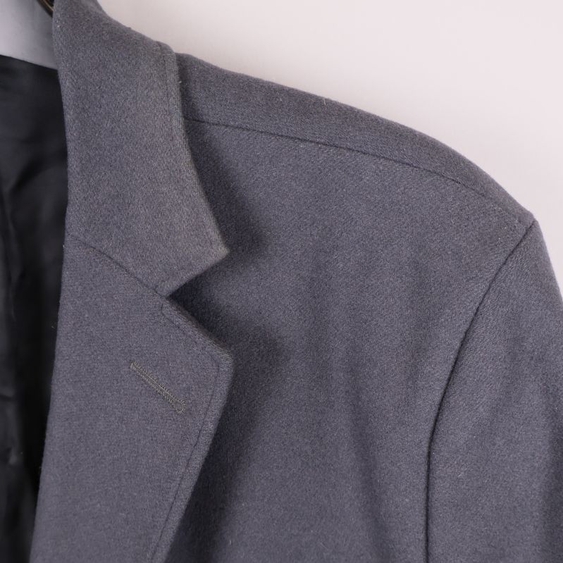 Axelparti och materialstruktur på grå rock