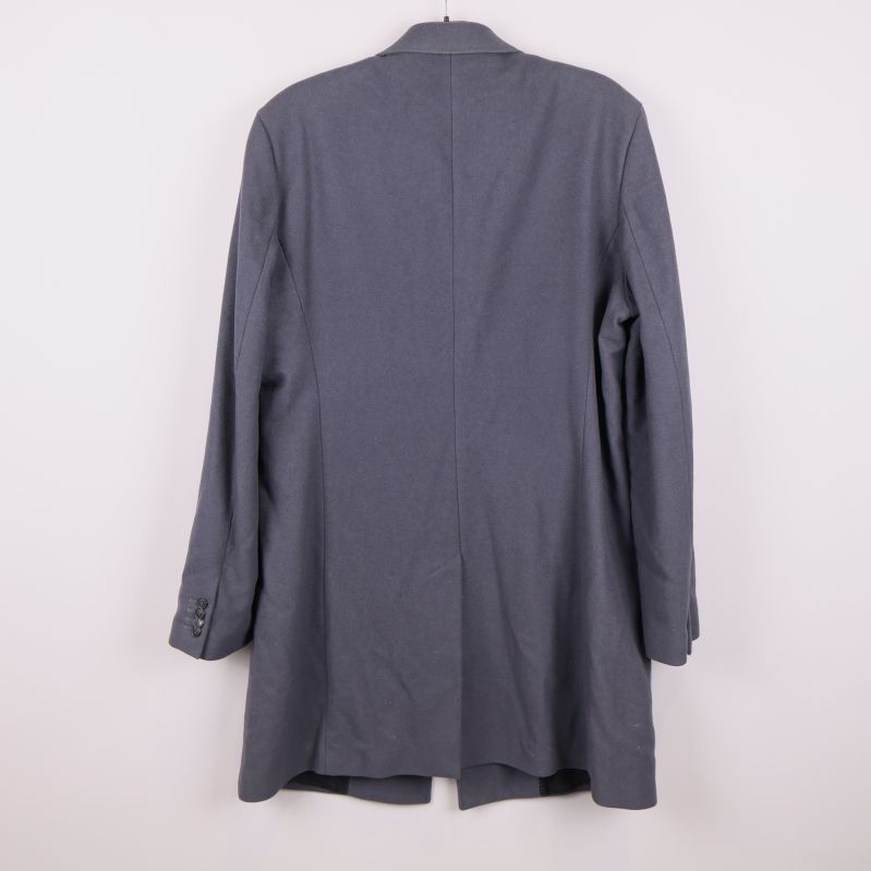 Baksidan av grå lång rock med enkel söm