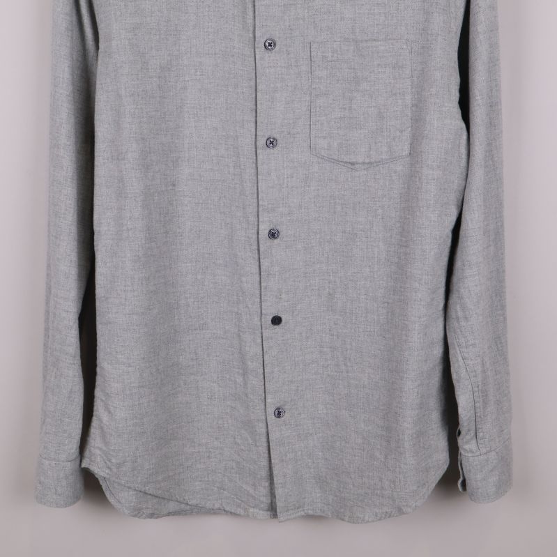 Nedre del av skjortan med knappar och fåll