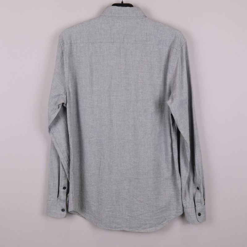 Baksidan av grå långärmad skjorta 