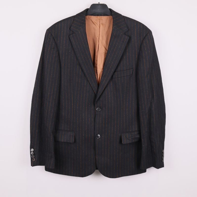 Kavaj med ränder fotograferad framifrån 