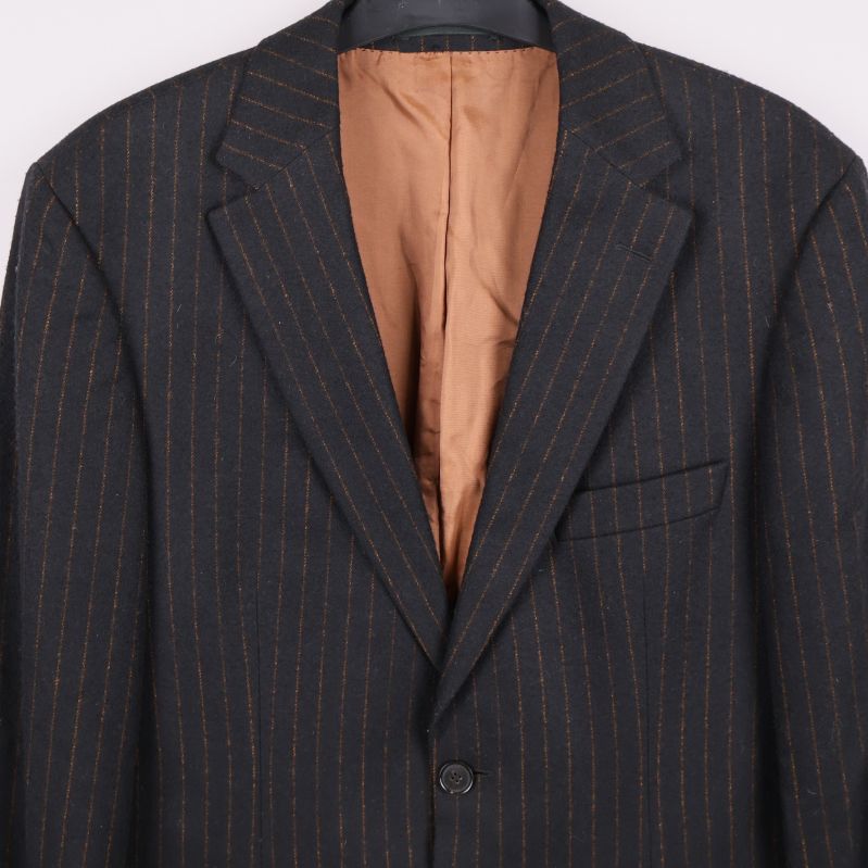 Närbild på kavajens bröstparti och krage med slag