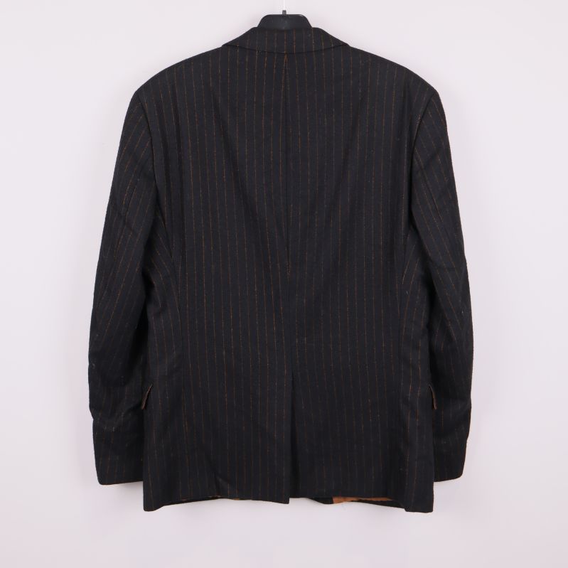 Baksida av svart kavaj med tunna ränder 