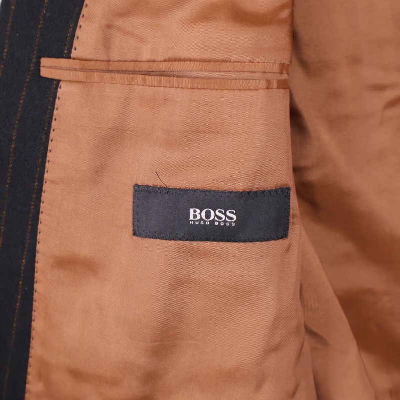 Detalj av insida med BOSS-logotyp på ficka