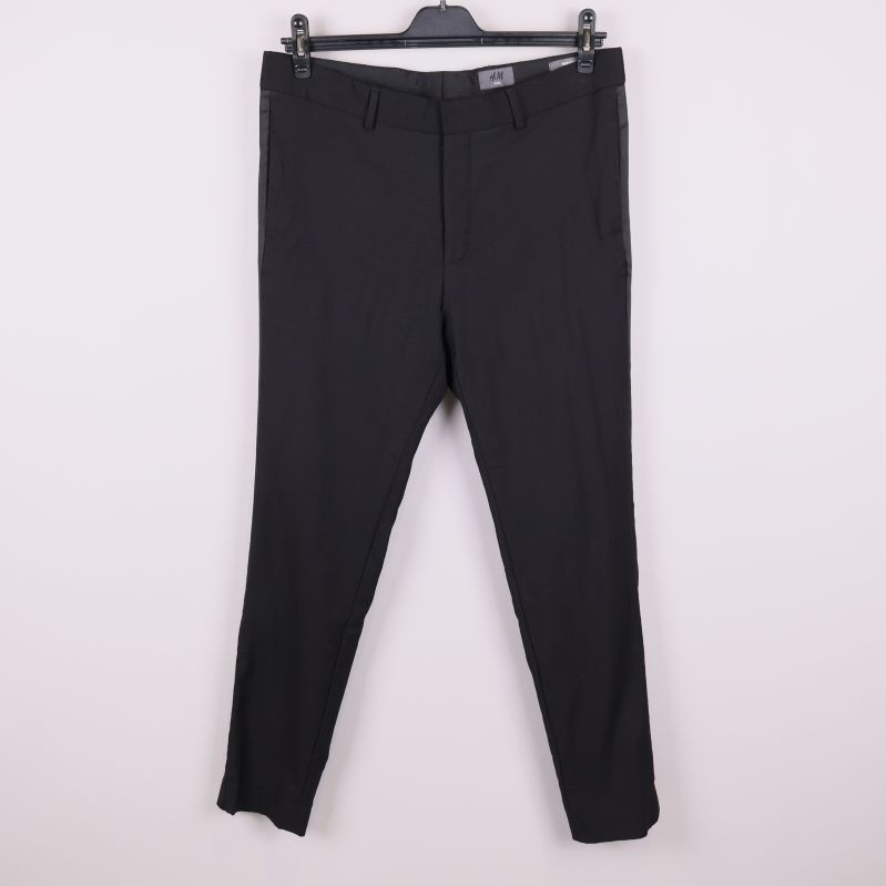 Framsida på svarta skinny fit kostymbyxor mot vit bakgrund