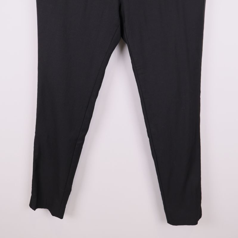 Byxbenens nedre del på svarta skinny fit byxor