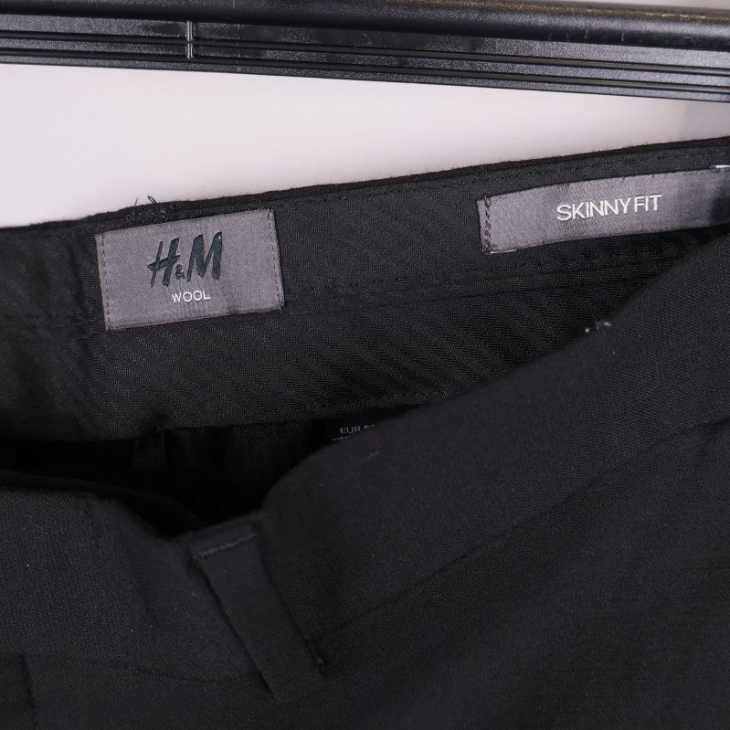 Närbild på H&M och skinny fit etiketter inuti midjan