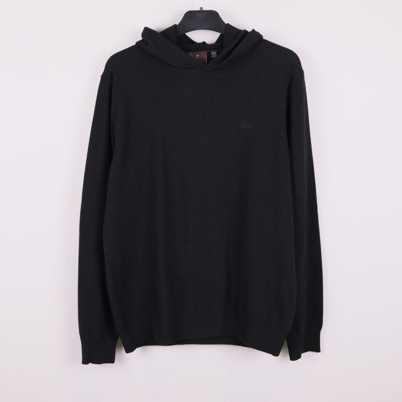 Svart hoodie med huva från Oscar Jacobson framifrån