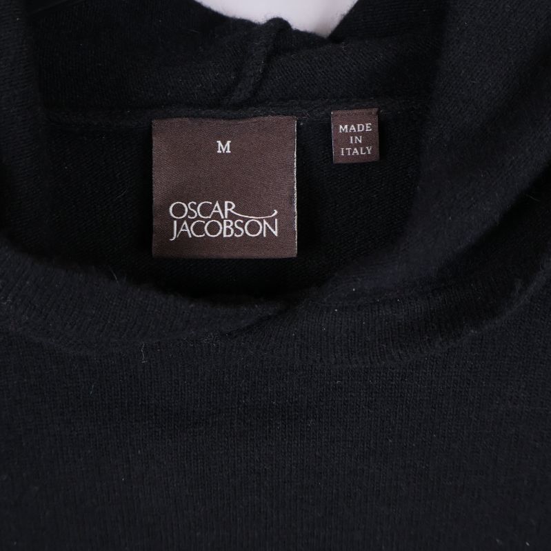 Närbild på Oscars Jacobson-märkning i nacken