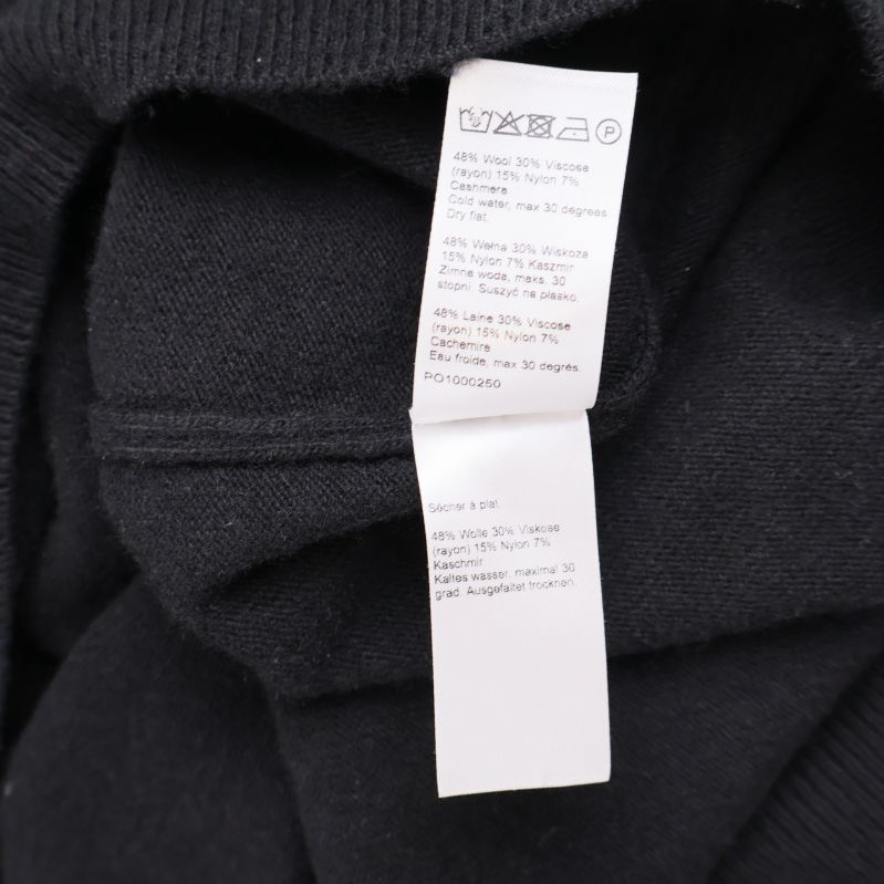 Materialetikett på svart hoodie med kompositionsinfo