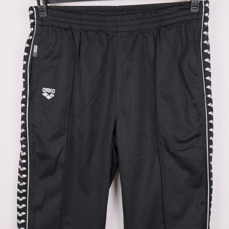 Närbild på framsidan av träningsbyxorna med tydliga revärer