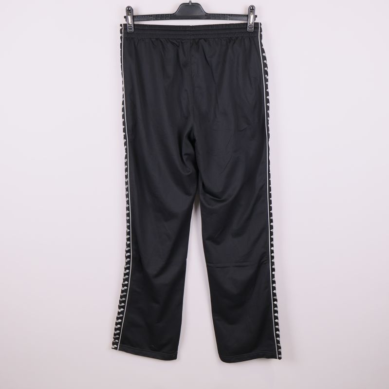 Baksidan av svarta träningsbyxor med revärer syns i helbild