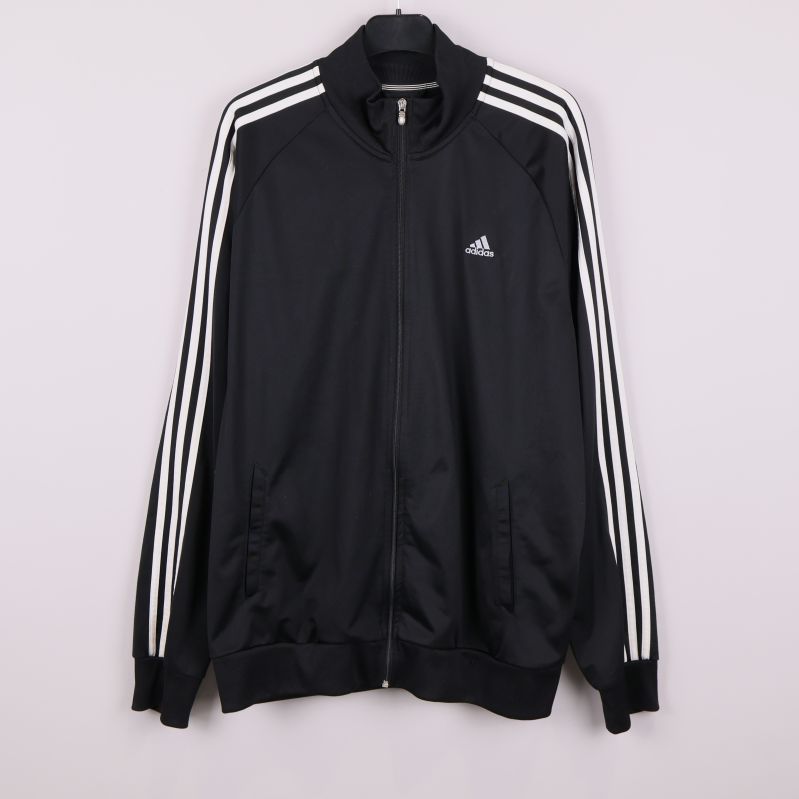 Svart träningsjacka med vita ränder framifrån